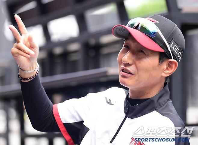 더그아웃에서 기자들 질문에 답하고 있는 LG 염경엽 감독.