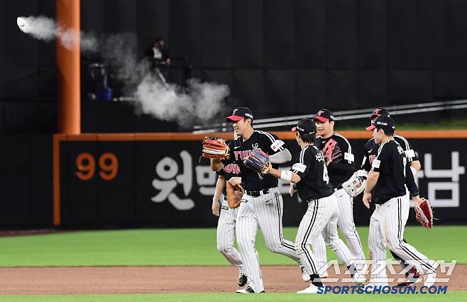 11회 연장 끝에 2대 2 무승부를 거뒀다. 안치홍을 홈에서 잡아내고 경기를 무승부로 만든 LG 송찬의.