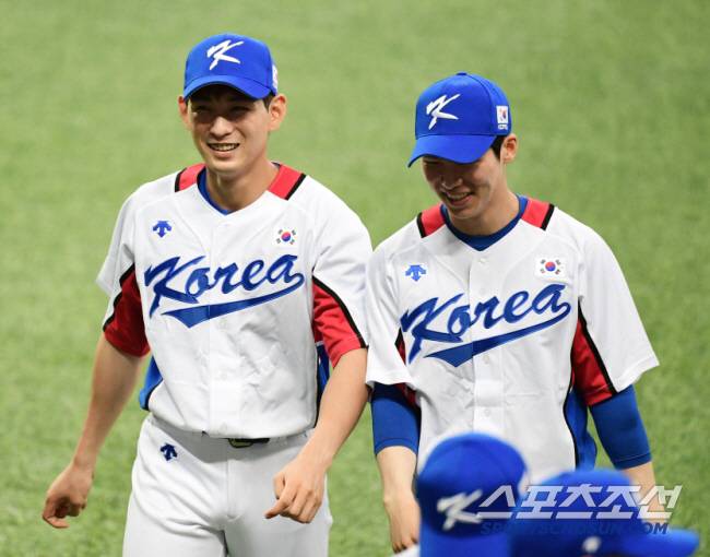 이정후와 김혜성이 2021년 7월 도쿄올림픽 대표팀 훈련 때 함께 이동하고 있다. 스포츠조선 DB