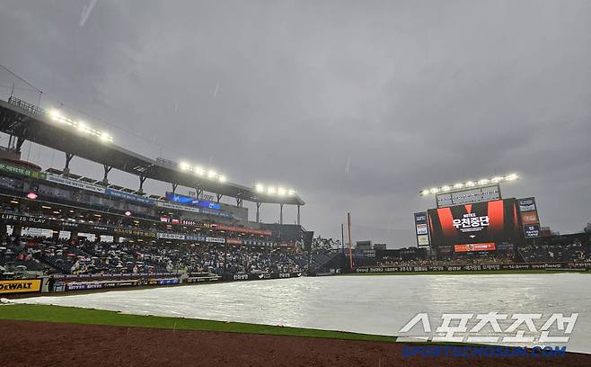 15일 대전 한화생명볼파크에서 열린 한화와 LG의 경기. 5회말 한화가 5대 4로 앞선 가운데 우천 중단된 경기. 대전=송정헌 기자songs@sportschosun.com/2025.06.15/
