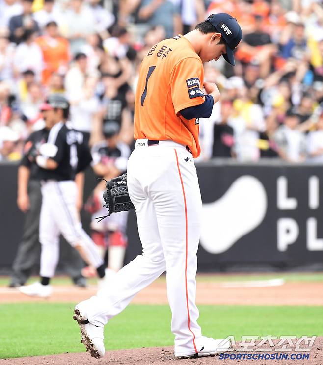 15일 대전 한화생명볼파크에서 열린 한화와 LG의 경기. 3회초 밀어내기 볼넷으로 실점 허용한 한화 선발 문동주. 대전=송정헌 기자songs@sportschosun.com/2025.06.15/