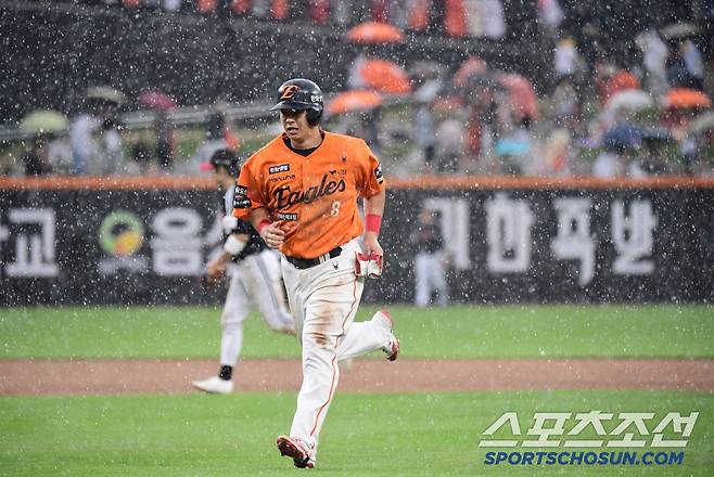15일 대전 한화생명볼파크에서 열린 한화와 LG의 경기. 5회말 한화가 5대 4로 앞선 가운데 우천 중단되고 있다. 더그아웃으로 들어오는 노시환. 대전=송정헌 기자songs@sportschosun.com/2025.06.15/