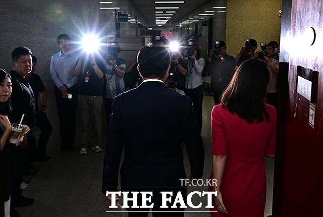 거대 여당인 더불어민주당이 정당법 개정안을 통과시켜 국민의힘 해산을 시켜야 한다는 주장을 공개적으로 내며 압박 수위를 높이고 있다. 사진은 권성동 국민의힘 원내대표가 12일 오후 서울 여의도 국회에서 열린 퇴임 기자회견을 마친 뒤 이동하고 있는 모습. /국회=배정한 기자