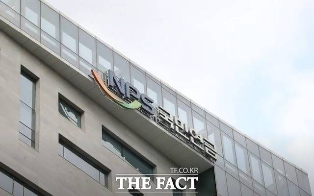 지난 2월 국민연금 월 지급액이 처음으로 4조원을 넘어섰다. 가입자 수는 줄어드는 반면, 수급자 수는 늘어나고 있어 2027년에는 보험료 수입보다 급여 지출액이 많아질 것으로 전망된다. /더팩트 DB