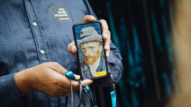 반고흐 미술관의 오디오 가이드 기기로 사용되는 갤럭시 S25+를 사용중인 이미지.(사진=삼성전자)