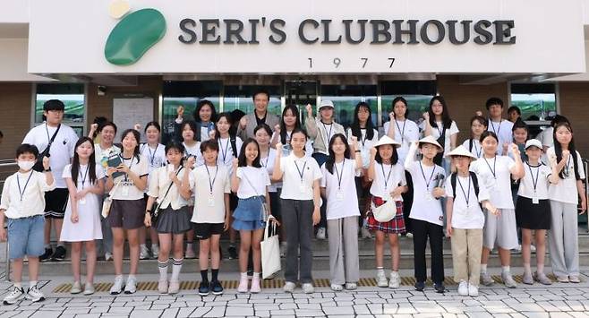 임태희 경기도교육감이 14일 용인 복합문화공간 ‘세리박 위드 용인’을 방문해 공유학교 학생이 참여한 ‘뻔뻔한 버디’ 진로 창작 뮤지컬을 관람한 뒤 기념사진을 찍고 있다. 경기도교육청 제공