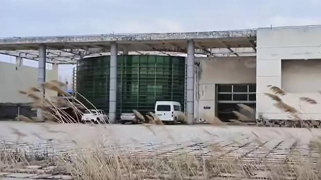 작년 6월 중국 동영상 사이트 빌리빌리에 올라온 산둥성 쯔보시 저우춘둥 고속철 역사. 2009년 완공 이후 사용하지 않아 잡초가 무성한 모습이었다. /빌리빌리 캡처