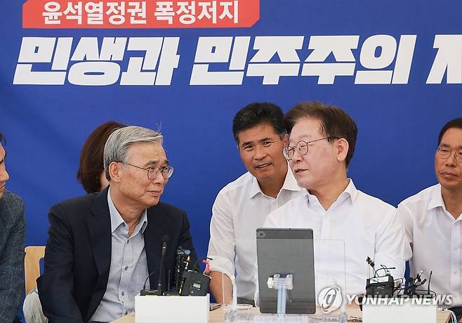 이재명 대통령이 2023년 9월 6일 더불어민주당 대표 시절 윤석열 정권에 맞서 국회에서 단식할 때 이종석 전 통일부 장관이 지지 방문, 대화하고 있다./연합뉴스