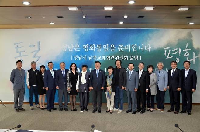 이재명 대통령은 성남 시장으로 일하던 2016년 4월 28일 성남시 남북교류협력위원회를 출범시켰다. 시 단위의 지방자치단체로서는 이례적인 이 위원회의 위원장은 이재명 시장이, 부위원장은 이종석 전 통일부 장관이 맡았다.사진 맨 왼쪽은 김연철 인제대 교수(문재인 정부때 통일부장관), 왼쪽부터 다섯번째가 이 전 장관, 한 가운데가 이재명 당시 시장, 이 시장 왼쪽은 그의 멘토격인 이해학 목사, 오른쪽에서 일곱번째가 이창동 전 문화부 장관이다./성남시