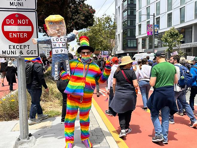 14일 미국 샌프란시스코에서 일어난 'No Kings' 시위 현장의 모습./오로라 특파원