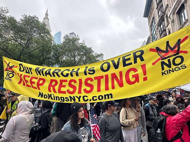 시위대의 행진이 끝나기로 약속된 플랫 아이언 빌딩 앞. 주최 측은 플래카드를 들어 행진 종료 지점이라는 점을 알렸다./윤주헌 특파원