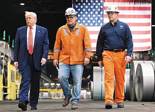 도널드 트럼프(맨 왼쪽) 미국 대통령이 지난달 30일(현지 시각) 미 펜실베이니아주 웨스트 미플린에 있는 US스틸 공장을 방문해 내부를 둘러보고 있다. /AFP 연합뉴스