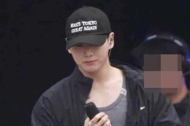 정국이 지난 13일 공연 리허설 중 '도쿄를 다시 위대하게'(MAKE TOKYO GREAT AGAIN)라는 문구가 적힌 모자를 쓰고 있다. /X