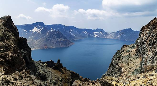 지난해 6월 11일 백두산(2,744m) 북파지역 천문봉에서 바라본 관일봉에 녹지 않은 눈과 얼음이 남아있는 모습. /신현종 기자