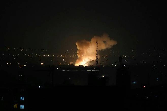 13일 이스라엘의 공격으로 이란 테헤란 지역에 연기가 피어오르고 있다. /AP 연합뉴스