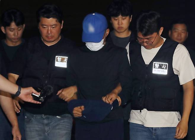 대구에서 스토킹 해오던 여성을 살해한 피의자 A씨가 15일 오전 대구성서경찰서로 압송되고 있다./뉴스1