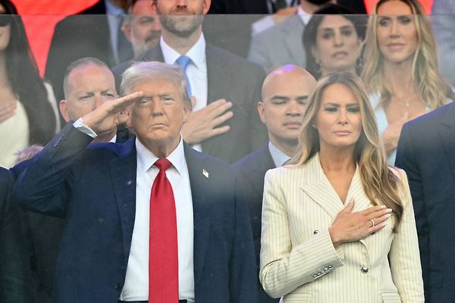 도널드 트럼프 미국 대통령과 멜라니아 트럼프 여사가 14일 워싱턴 DC에서 열린 미 육군 창설 250주년 퍼레이드에 참석한 모습. /AFP 연합뉴스