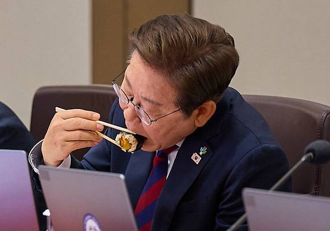 이재명 대통령이 지난 5일 서울 용산구 대통령실 청사에서 열린 국무회의 중 점심으로 김밥을 먹고 있다. /대통령실 제공