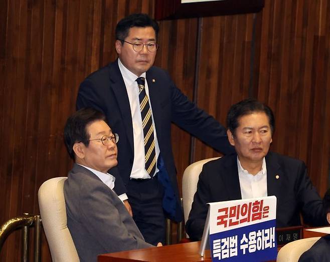 이재명 대통령이 더불어민주당 대표였던 지난해 7월 25일 열린 국회 본회의에서 박찬대 대표직무대행 겸 원내대표, 정청래 법사위원장과 대화하다 주진우 국민의힘 의원의 발언을 듣고 있다. ⓒ뉴시스