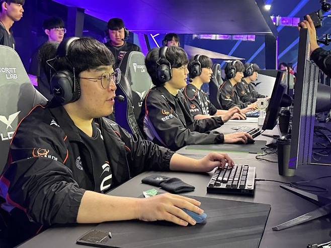 15일 부산 사직실내체육관에서 열린 LCK MSI 대표 선발전 최종전에서 한화생명e스포츠 선수단이 경기 시작 전 몸을 풀고 있다. ⓒ데일리안 황지현 기자