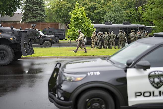 [브루클린파크(미 미네소타주)=AP/뉴시스] 14일 주의회 상하원 의원들에 대한 총격 사건이 발생한 미네소타주 브루클린파크에서 경찰 등이 출동해 있다. 2025.06.15.