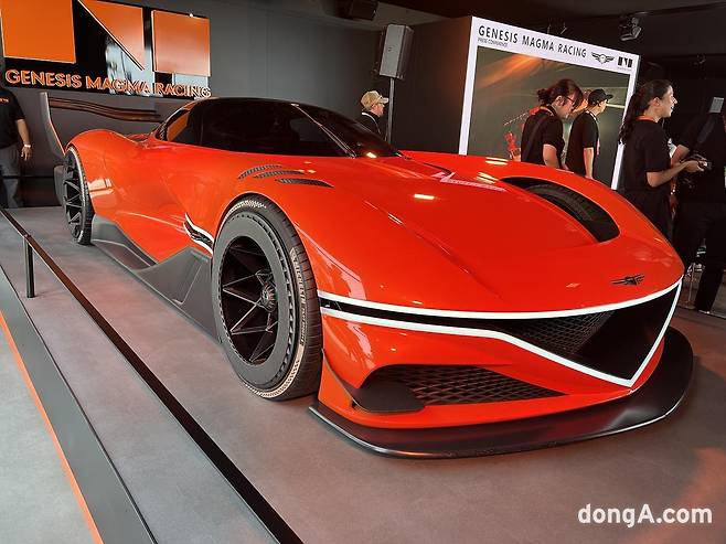 르망24시 제조사빌리지 제네시스 부스에 전시된 제네시스 엑스 그란레이서 콘셉트