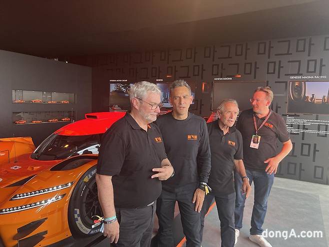 (왼쪽부터) 루크 동커볼케 현대차그룹 CDO 겸 CCO 사장과 시릴 아비테불 현대모터스포츠법인장 겸 제네시스마그마 레이싱(GMR) 총감독, 재키 익스 제네시스 브랜드파트너 겸 GMR 레이싱어드바이저, 자비에르 마르티넷 현대차 유럽권역본부장 겸 제네시스 유럽법인장이 기념사진을 촬영하기 전 포즈를 취하고 있다.