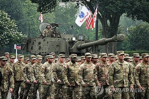 14일(현지시간) 미국 워싱턴DC에서 열린 미 육군 창설 250주년 기념 열병식에서 팔라딘 자주포와 장병들이 행진하고 있다. UPI 연합뉴스