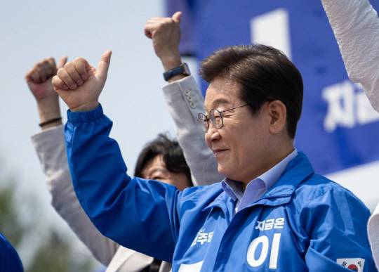이재명 대통령이 당선되기 전인 6·3 대선 기간 5월30일 강원 춘천시 춘천역광장에서 집중유세를 진행하며 시민들에게 인사하고 있다.<연합뉴스 사진>