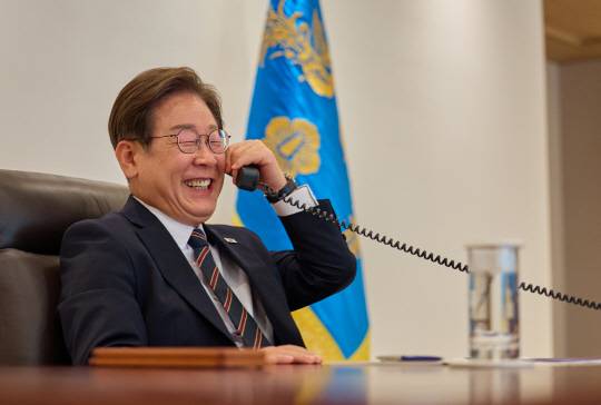 이재명 대통령이 지난 9일 서울 용산 대통령실에서 이시바 시게루 일본 총리와 전화 통화를 하고 있다.   <대통령실 제공>