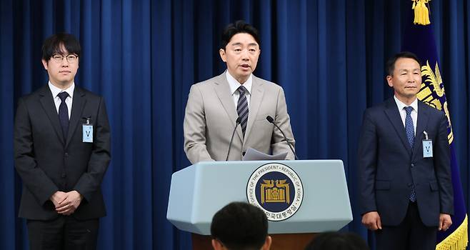 강훈식 대통령비서실장이 15일 서울 용산 대통령실에서 인선 발표를 하고 있다. 왼쪽부터 하정우 AI미래기획수석, 강 비서실장, 김현종 국가안보실 1차장. 연합뉴스