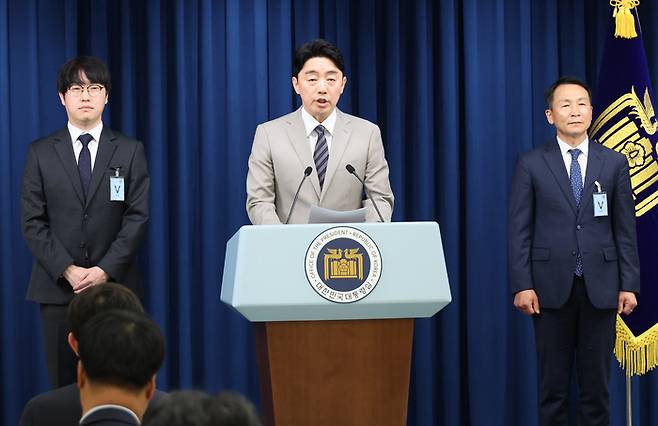 강훈식 대통령비서실장이 15일 서울 용산 대통령실에서 인선 발표를 하고 있다. 왼쪽부터 하정우 AI미래기획수석, 강 비서실장, 김현종 국가안보실 1차장. 연합뉴스