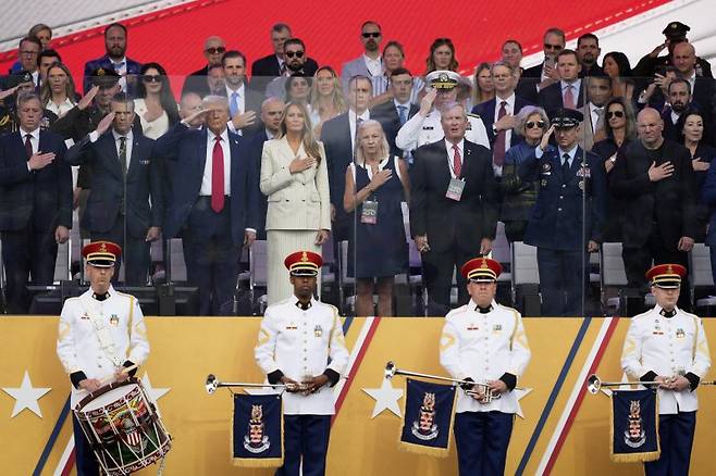 도널드 트럼프(연단 왼쪽에서 세 번째) 미국 대통령이 자신의 생일이자 미 육군 창립 250주년인 14일(현지시간) 워싱턴 DC에서 열린 열병식에서 거수경례하고 있다. AP 뉴시스