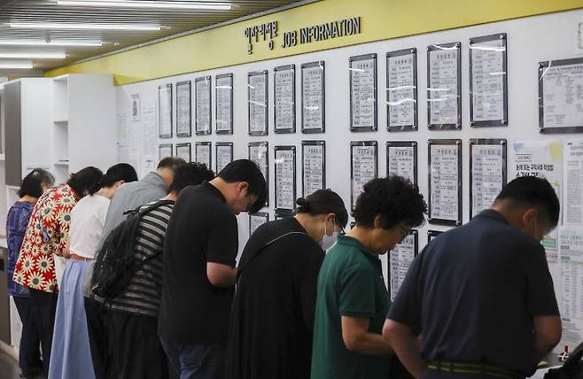 서울 마포구 서부고용복지플러스센터 일자리 게시판 앞에서 구직자들이 이력서를 작성하고 있다. 뉴시스