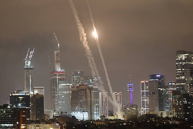 이스라엘의 아이언돔 방공 체계가 15일(현지시각) 텔아비브에서 이란으로부터의 미사일 공격을 막아내고 있다. 사진 EPA 연합뉴스
