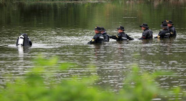 경찰이 13일 충북 청주시 흥덕구 한 저수지에서 신변보호를 받던 여성을 살해한 용의자 수색 작업을 벌이고 있다. 청주=뉴스1