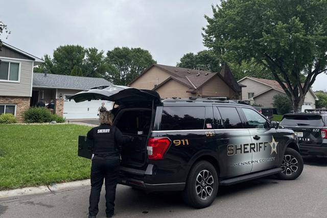 14일 미국 미네소타주 챔플린의 존 호프먼 주 상원의원 자택 앞에 경찰이 출동해 있다. 챔플린=AP 연합뉴스