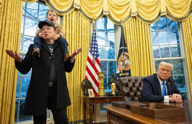2월 11일 미국 워싱턴의 백악관 대통령 집무실에서 일론 머스크(왼쪽) 미 정부효율부(DOGE) 수장이 어린 아들을 목말을 태운 채 도널드 트럼프 미국 대통령 옆에서 DOGE 정책 방향을 설명하고 있다.﻿ 워싱턴=AFP 연합뉴스