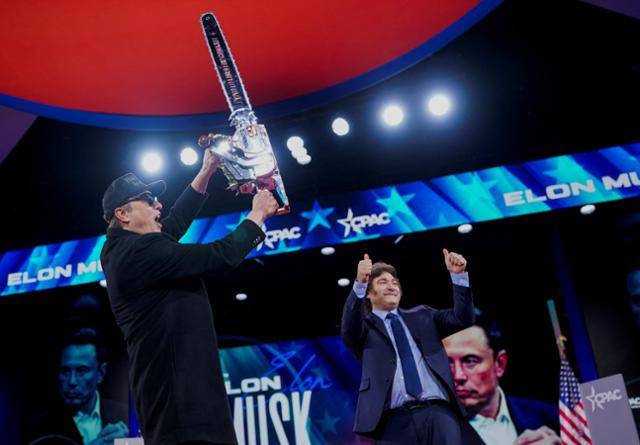 2월 20일 미국 도널드 트럼프 2기 행정부의 정부효율부(DOGE) 수장인 일론 머스크(왼쪽)가 미 메릴랜드주 내셔널 하버에서 열린 보수정치행동회의 연례행사에 참석해 방미한 하비에르 밀레이 아르헨티나 대통령으로부터 선물받은 전기톱을 들고 포즈를 취하고 있다. 내셔널 하버=로이터 연합뉴스