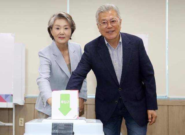 문재인 전 대통령과 부인 김정숙 여사가 지난달 29일 경남 양산시 하북면주민자치센터에 마련된 하북면 사전투표소에서 21대 대선 투표를 하고 있다. 뉴스1
