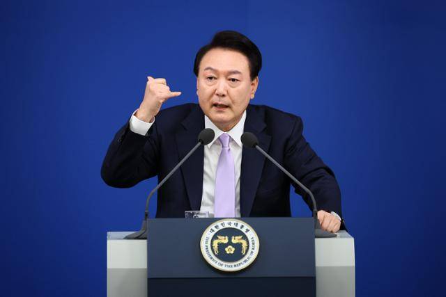 윤석열 대통령이 지난해 11월 7일 서울 용산 대통령실 청사 브리핑실에서 대국민담화 및 기자회견 중 명태균씨와의 전화통화에 대해 설명하고 있다. 왕태석 선임기자