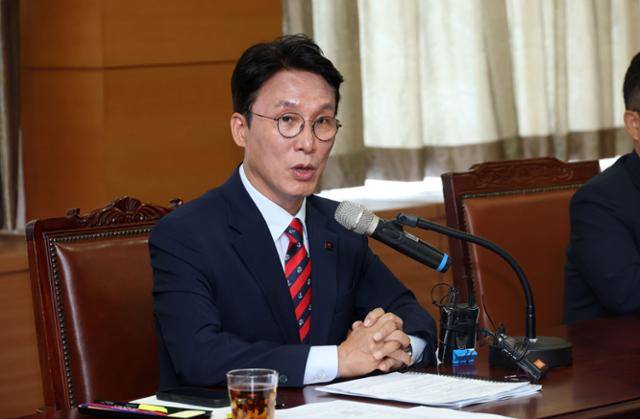 김민석 국무총리 후보자가 13일 서울 종로구 통의동 금융감독연수원에 마련된 청문회 준비단 사무실에서 열린 밥상물가 안정을 위한 경청 간담회에서 발언하고 있다. 박시몬 기자