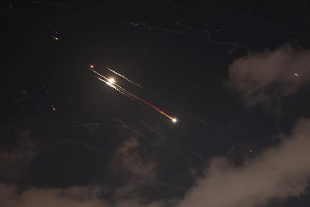 이스라엘 미사일 방어 시스템인 '아이언돔'이 15일 텔아비브 상공에서 이란이 발사한 탄도미사일을 요격하고 있다. 텔아비브=EPA 연합뉴스