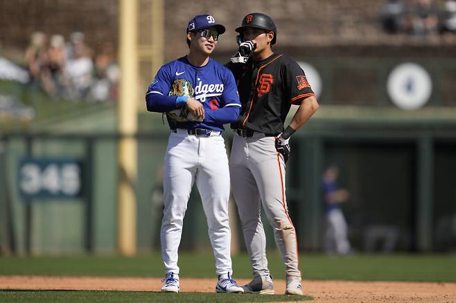 <yonhap photo-2286=""> Los Angeles Dodgers shortstop Hyeseong Kim, left, and San Francisco Giants Jung Hoo Lee chat near second base during a pitching change in the third inning of a spring training baseball game, Saturday, March 1, 2025, in Phoenix. (AP Photo/Ashley Landis)/2025-03-02 08:40:31/ <저작권자 ⓒ 1980-2025 ㈜연합뉴스. 무단 전재 재배포 금지, AI 학습 및 활용 금지></yonhap>