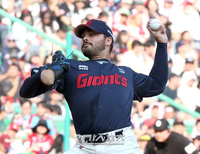 14일 오후 인천 SSG 랜더스필드에서 열린 2025 프로야구 롯데 와 SSG경기. 롯데 선발 감보아가 힘차게 공을 던지고 있다 인천=정시종 기자 capa@edaily.co.kr /2025.06.14.