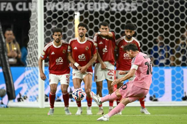 <yonhap photo-3780=""> TOPSHOT - Inter Miami's Argentine forward #10 Lionel Messi attempts a free-kick during the Club World Cup 2025 Group A football match between Egypt's Al-Ahly and US Inter Miami at the Hard Rock stadium in Miami on June 14, 2025. (Photo by CHANDAN KHANNA / AFP)/2025-06-15 10:39:59/ <저작권자 ⓒ 1980-2025 ㈜연합뉴스. 무단 전재 재배포 금지, AI 학습 및 활용 금지></yonhap>