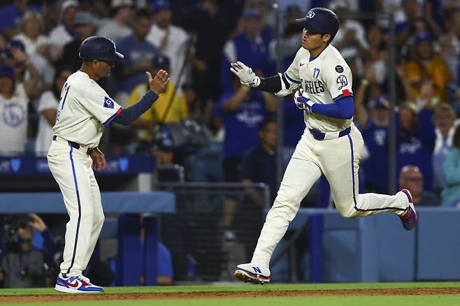 <yonhap photo-4381=""> Los Angeles Dodgers designated hitter Shohei Ohtani celebrates with third base coach coach Dino Ebel (91) after hitting a home run during the sixth inning of a baseball game against the San Francisco Giants in Los Angeles, Saturday, June 14, 2025. (AP Photo/Jessie Alcheh)/2025-06-15 13:09:53/ <저작권자 ⓒ 1980-2025 ㈜연합뉴스. 무단 전재 재배포 금지, AI 학습 및 활용 금지></yonhap>