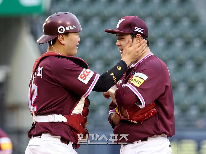 2025 KB0리그 프로야구 두산베어스와 키움히어로즈의 경기가 15일 오후 서울 잠실야구장에서 열렸다. 4회말 선발 정현우가 2실점 후 2루타를 맞자 포수 김건희가 마운드에 올라 다독이고 있다. 잠실=김민규 기자 mgkim1@edaily.co.kr /2025.06.15/