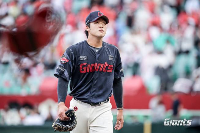 15일 인천 SSG전에 선발 등판한 롯데 이민석이 마운드를 내려가고 있다. 롯데 제공