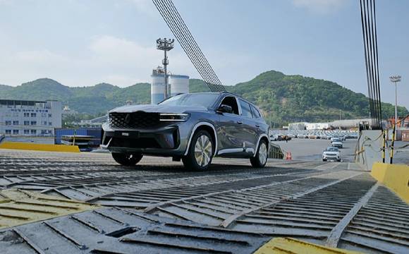 르노코리아 '그랑 콜레오스'가 중남미 수출을 위해 선적 중이다. [사진=르노코리아]